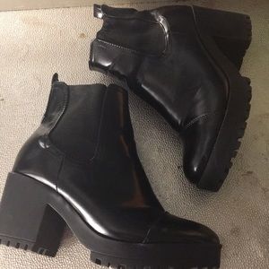 Comfy black block boots